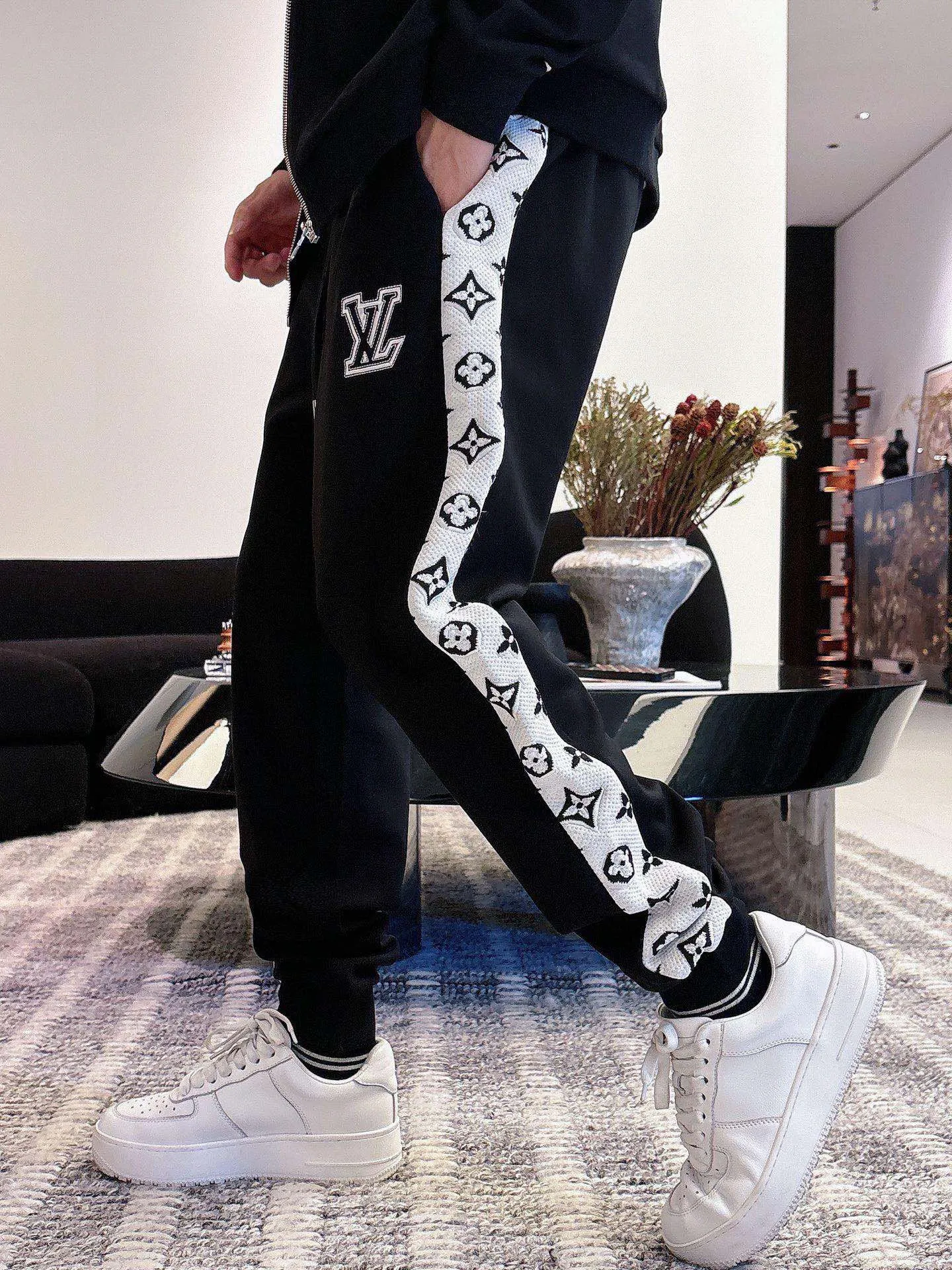 🅿️720 [LV Louis Vuitton] hot-selling suit is coming. Focus on the original version of the official website. 2025 new hot-selling cardigan and sweatshirt suit. The original order is the best. 🇭🇰The meticulous work of top designers. Just for a fitting and perfect upper body effect. All-natural high-quality Tencel Roman cotton 100%, close-fitting comfort, noble and elegant! Original hardware embodies elegance and nobility! Counter size: M-3XL (maximum wear up to 190 pounds)